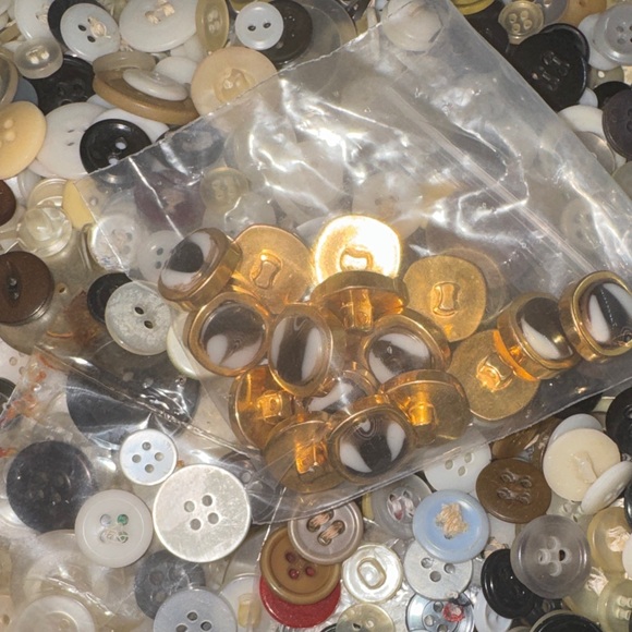 6,168 Button Bundle Assorted - Picture 3 of 13